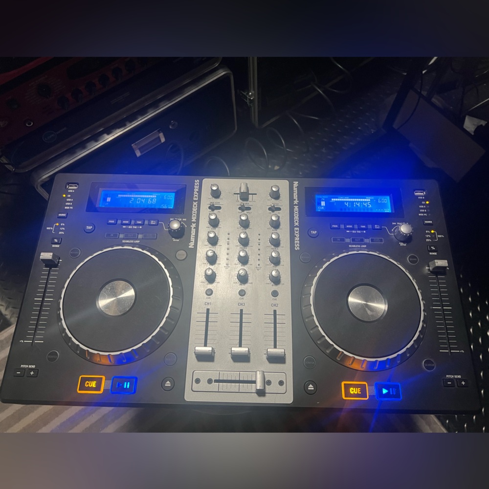 Numark Mixdeck Express DJ Controller - Picture 2 of 3